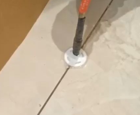 兴隆瓷砖空鼓维修公司专业解答瓷砖在铺贴过程中，如果没有涂抹均匀到位的粘结材料（如水泥砂浆或瓷砖胶），可能会导致以下问题