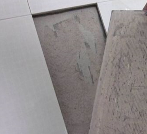 兴隆瓷砖空鼓维修公司分享瓷砖铺贴时如果打浆（即涂抹在瓷砖背面和基层上的砂浆或瓷砖胶）过少，会带来以下问题